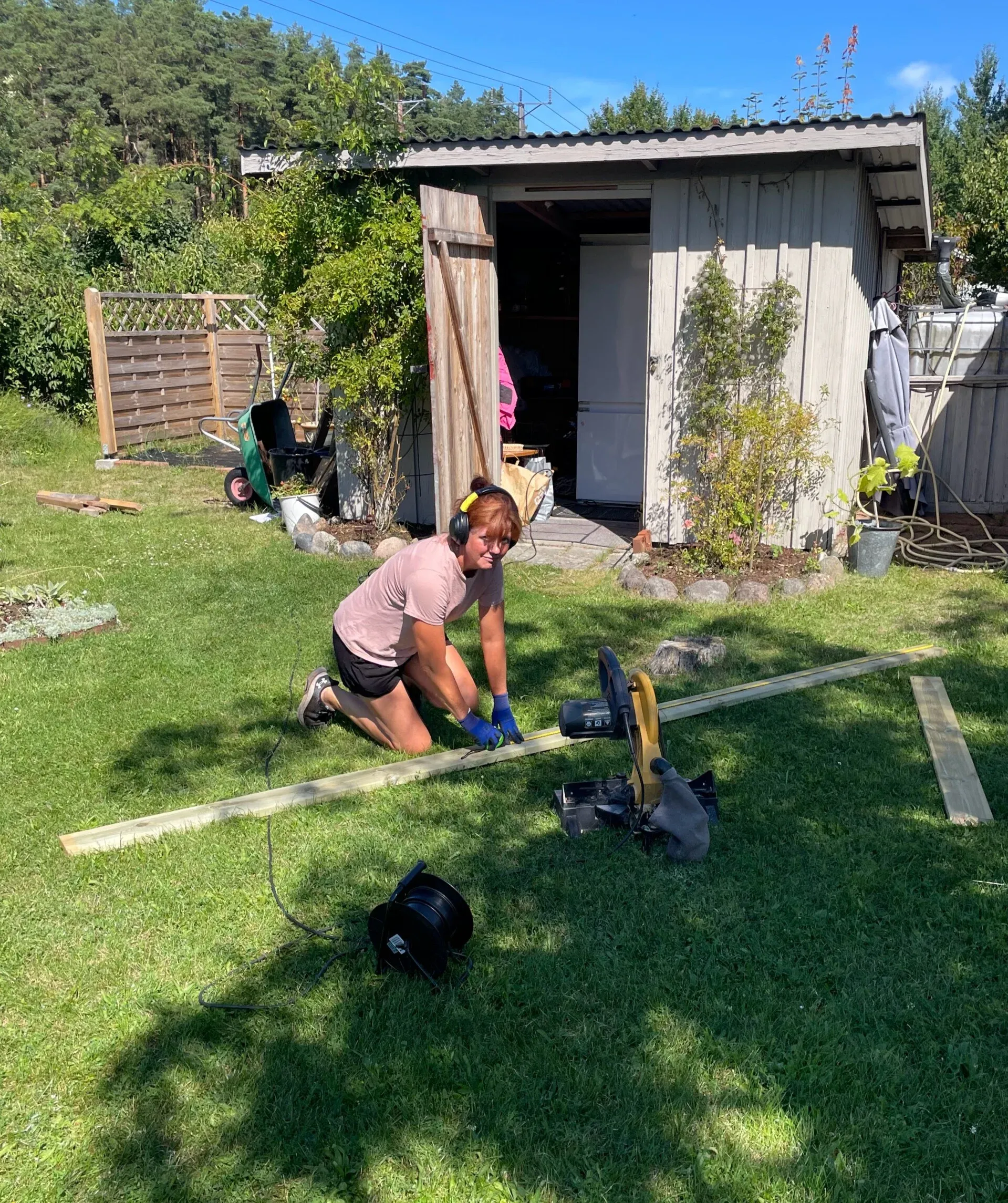 Jessica arbetar i en trädgård